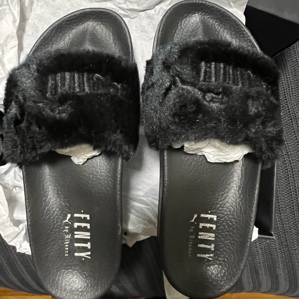 Rihanna Fenty Puma Slippers Size 7.5 womens